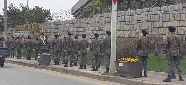 21대 국회의원 사전투표 마지막 날인 11일 논산훈련소에서 훈련병들이 인근 사전투표소로 이동하고 있다. 연합뉴스