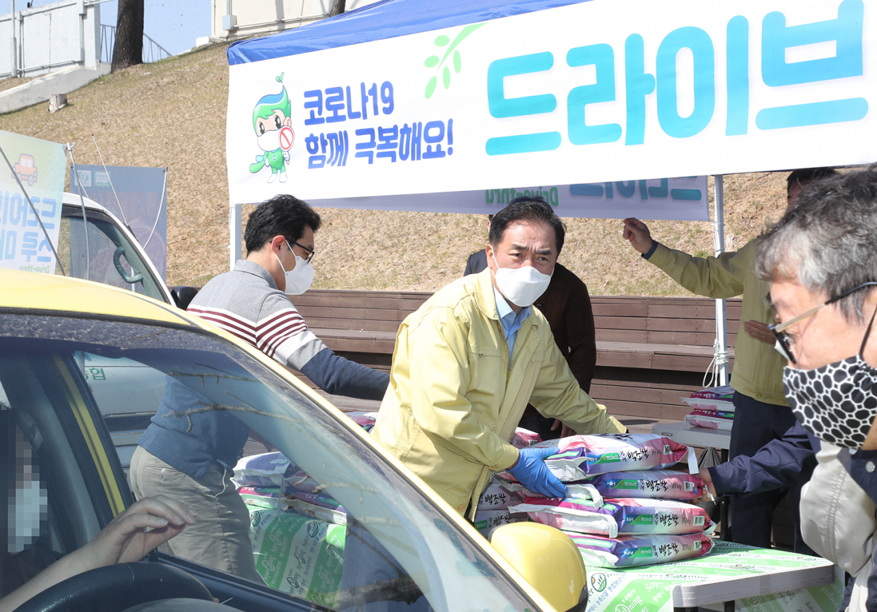 평택 농축산물 드라이브 스루 마켓은 성황리에 종료됐다. [평택시 제공]