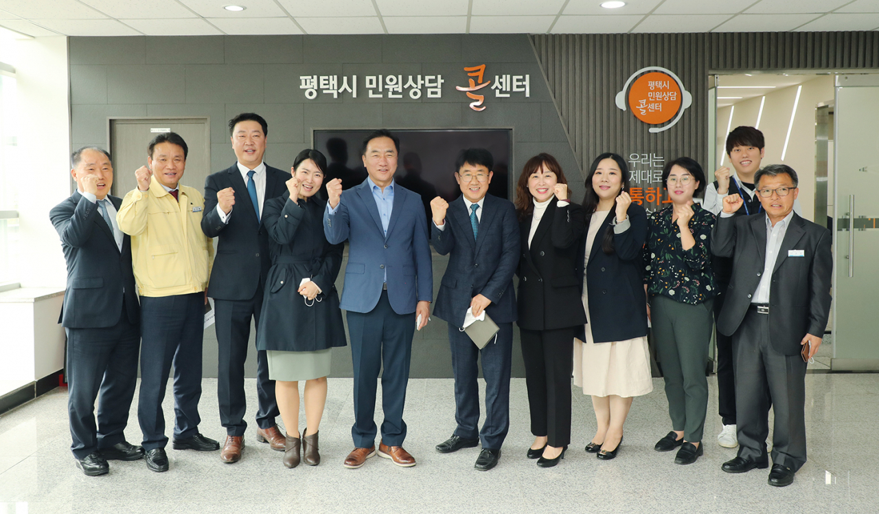 정장선 평택시장(왼쪽 5번째)은 콜센터 상담원 격려후 기념사진을 찍고있다. [평택시 제공]
