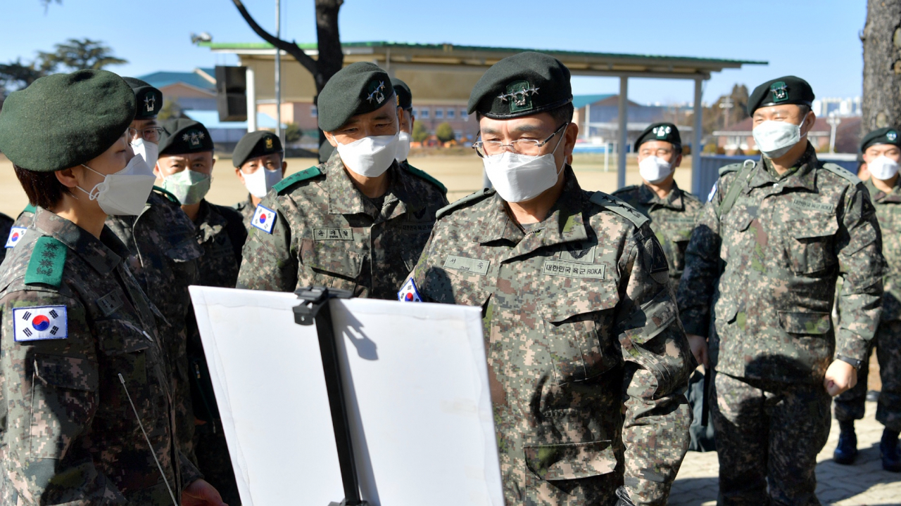 서욱 육군참모총장이 5일 충남 논산 육군훈련소에 설치된 능동감시시설을 방문해 관계자로부터 신종 코로나바이러스 예방 대책에 대해 보고받고 있다. [연합]
