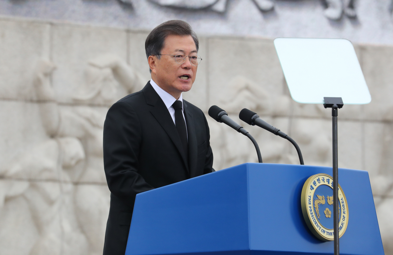 문재인 대통령이 19일 오전 서울 강북구 국립4.19민주묘지에서 열린 제60주년 4.19혁명 기념식에서 기념사를 하고 있다. [연합]