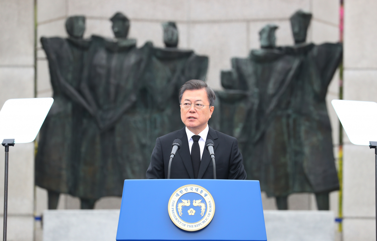 문재인 대통령이 19일 오전 서울 강북구 국립4.19민주묘지에서 열린 제60주년 4.19혁명 기념식에서 기념사를 하고 있다. 연합뉴스