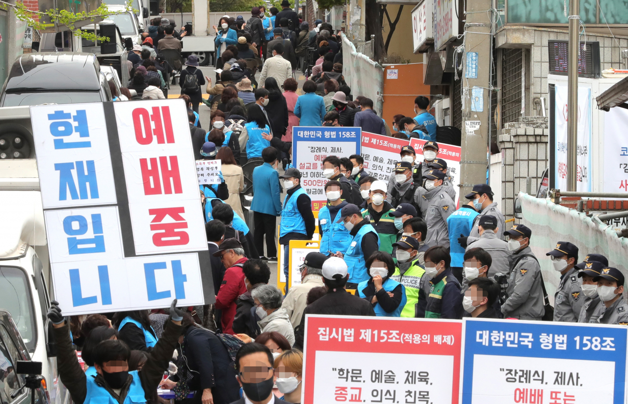 19일 오전 서울 성북구 사랑제일교회에서 신도들이 주일예배에 참석하고 있다. [연합]