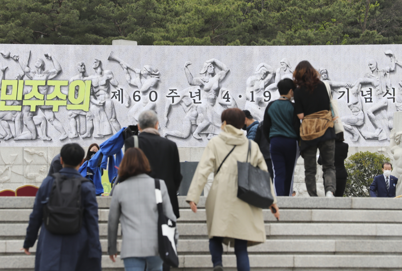 4.19혁명 60 주년인 19일 시민들이 서울 국립 4.19 민주묘지를 찾고 있다. [연합]