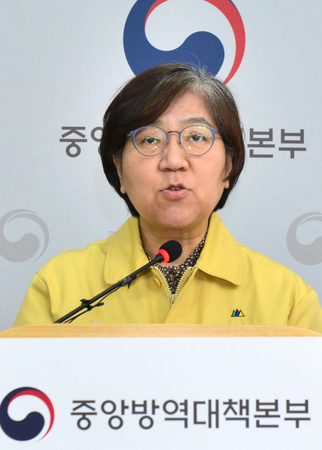 정은경 중앙방역대책본부장(질병관리본부장)이 6일 오후 충북 청주시 질병관리본부에서 코로나19 국내 발생현황 및 확진환자 중간조사 결과 등 정례브리핑을 하고 있다. [연합]