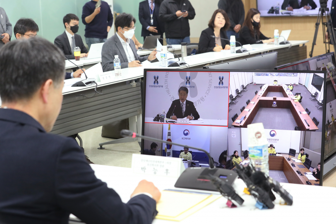 박능후 보건복지부 장관이 지난 16일 오전 서울 서초구 건강보험심사평가원 영상회의실에서 열린 ‘제2차 생활방역위원회’에서 발언을 하고 있는 모습. [연합]