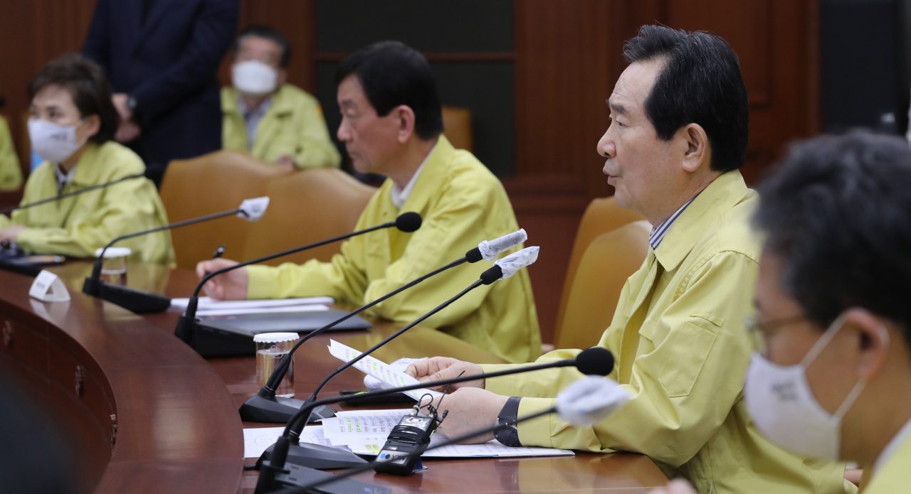 정세균 국무총리가 19일 정부서울청사에서 코로나19 대응 중앙재난안전대책본부 회의를 주재하고 있다. [연합]