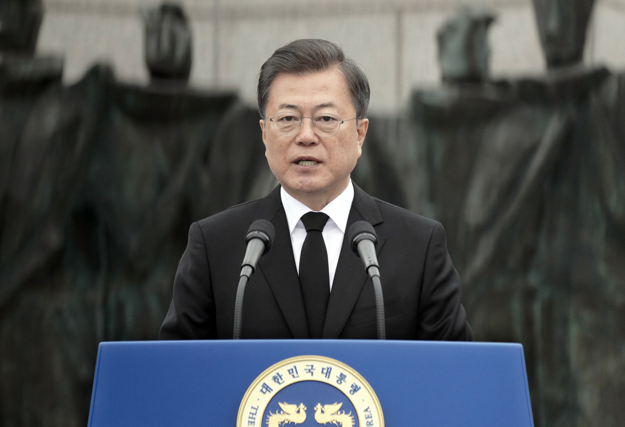 문재인 대통령이 19일 오전 서울 강북구 국립4.19민주묘지에서 열린 제60주년 4.19혁명 기념식에서 기념사를 하고 있다. [연합]