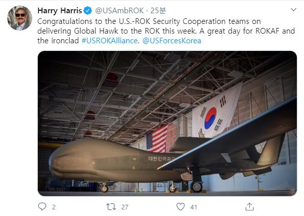 한국군이 미국으로부터 도입한 고고도 무인정찰기 글로벌호크(RQ-4) 2호기가 국내에 도착했다. 해리 해리스 주한미국대사는 19일 트위터에 "이번 주 한국에 글로벌호크를 인도한 미·한 안보협력팀에 축하한다"며 "한국공군과 철통같은 미한동맹에 매우 좋은 날"이라고 밝혔다. [연합]