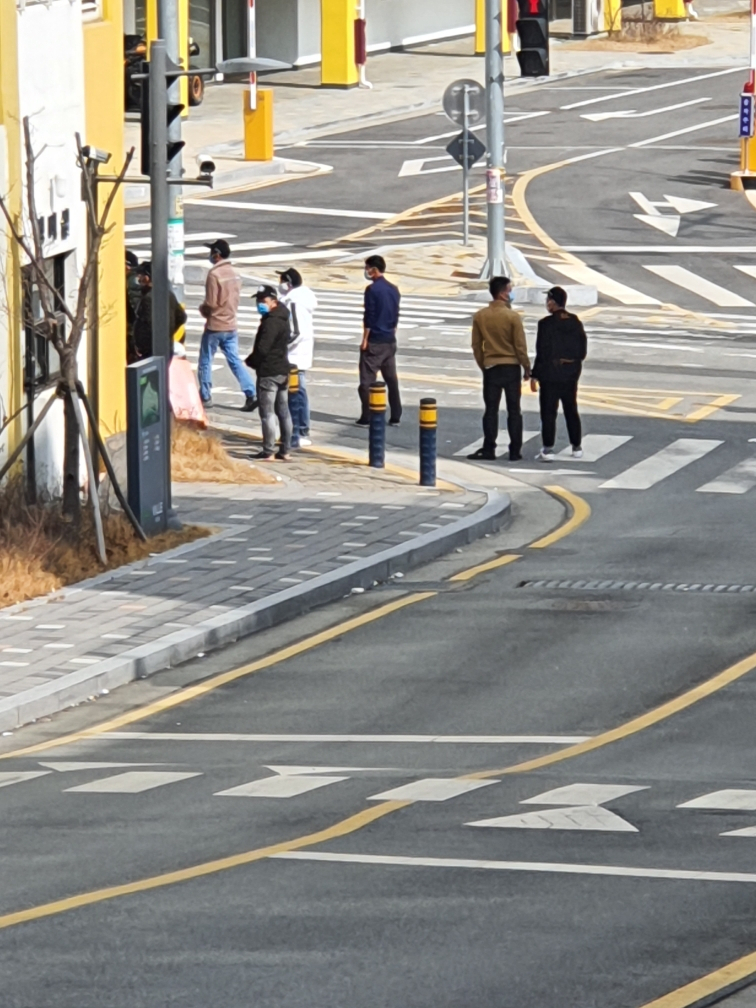 충북 괴산 중원대 대학원 베트남 유학생들이 29일 충남 천안 병천의 한 아파트를 빠져나가고 있다. 입주민들은 코로나19 등에 위협을 느껴 강하게 항의했다. 사진은 기사 내용과 직접적 관련 없음. [독자 제공=연합]