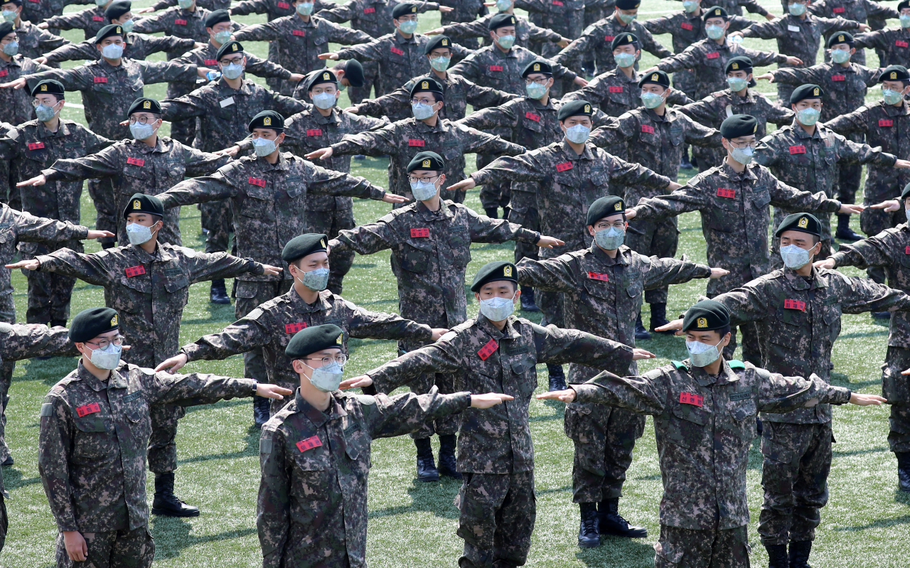 제21대 국회의원선거 사전투표가 실시된 지난 10일 오전 충남 논산훈련소 훈련병들이 연무읍 연무문화체육센터 사전투표소장으로 들어가기 전 간격을 유지하고 있다. [연합]