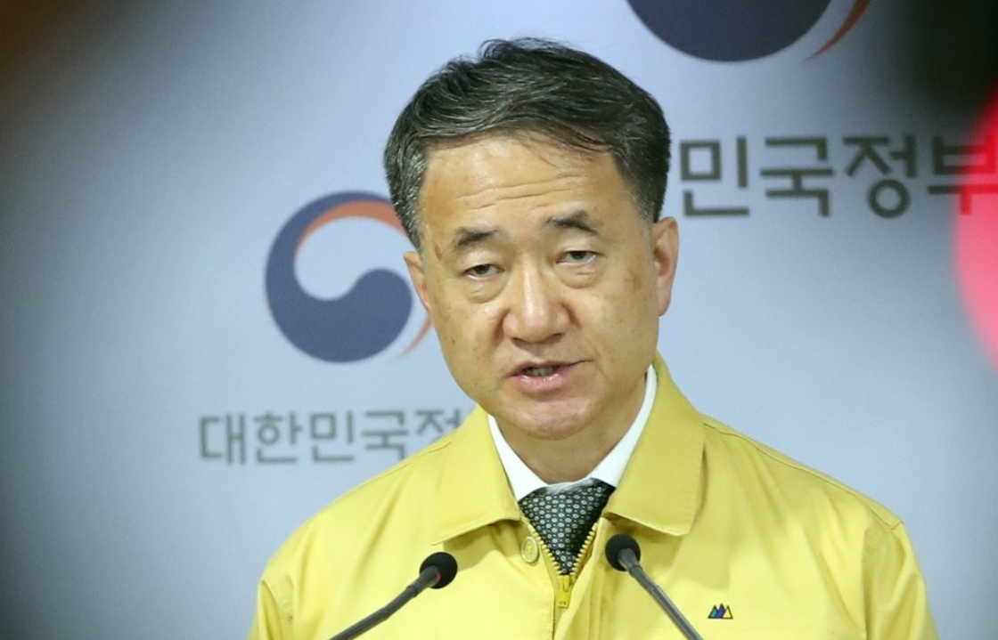 중앙재난안전대책본부 1차장인 박능후 보건복지부 장관이 19일 종로구 정부서울청사에서 신종 코로나바이러스감염증(코로나19) 대응 현황 등을 브리핑하고 있다.[연합]