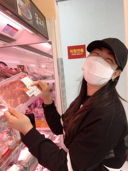 마트에서 고기를 사며 즐거워하는 김아림.