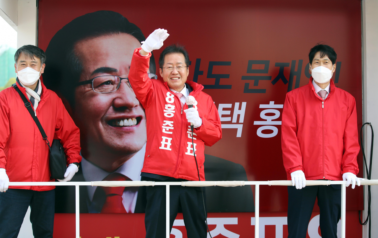 4·15 총선 대구 수성을 무소속 홍준표 당선인이 지난 16일 오후 대구시 수성구 두산오거리 인근에서 당선 인사를 하고 있다. [연합]
