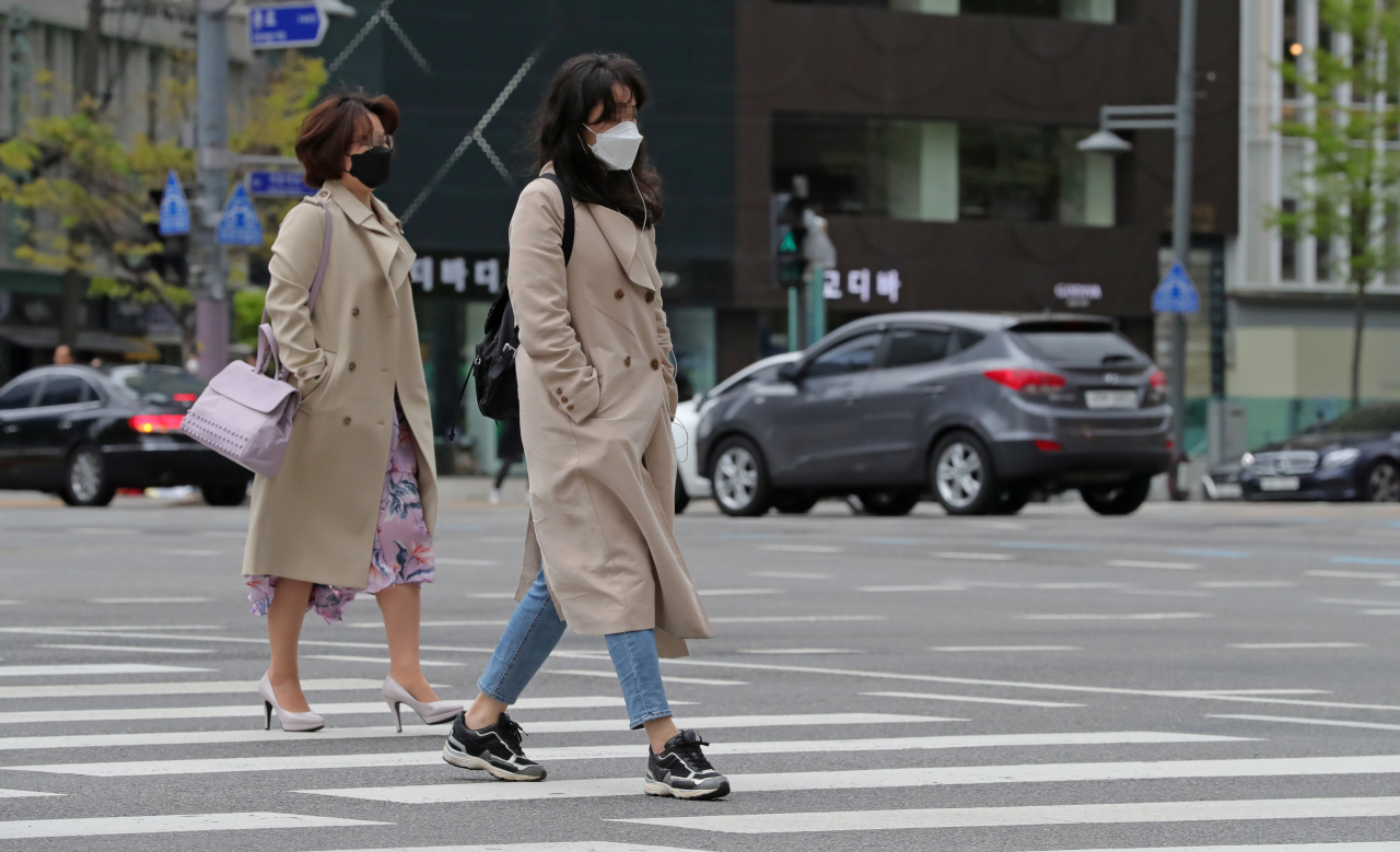 비 온 뒤 서울 최저 기온이 10도로 떨어진 20일 오전 서울 종로구 광화문광장에서 시민들이 발걸음을 재촉하고 있다. [연합]