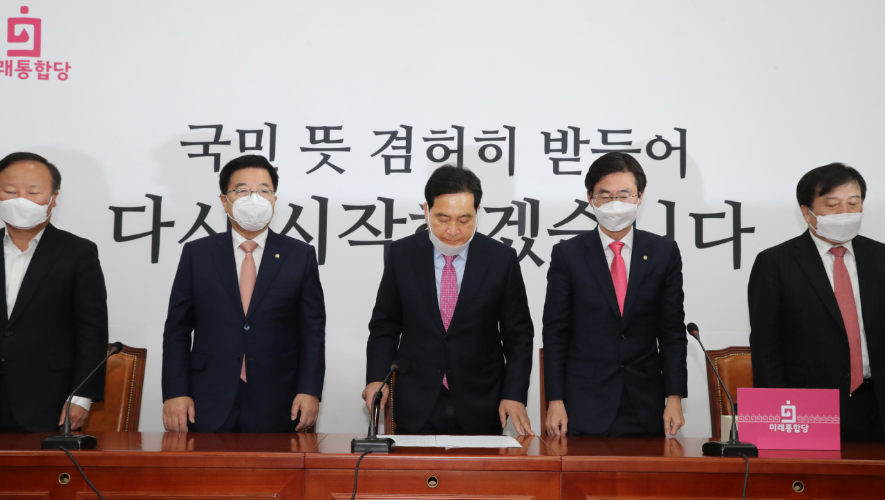 심재철 미래통합당 대표권한대행 등 의원들이 17일 오전 서울 여의도 국회에서 열린 중앙선거대책위원회 해단식에서 국민들께 고개 숙여 인사하고 있다. [연합]