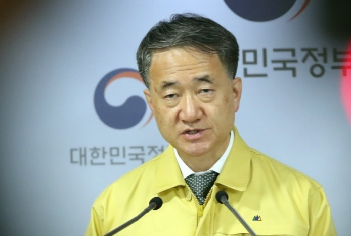 중앙재난안전대책본부(중대본) 1차장인 박능후 보건복지부 장관이 지난 19일 정부서울청사에서 신종 코로나바이러스감염증(코로나19) 대응 현황 등을 브리핑하고 있다. [연합]