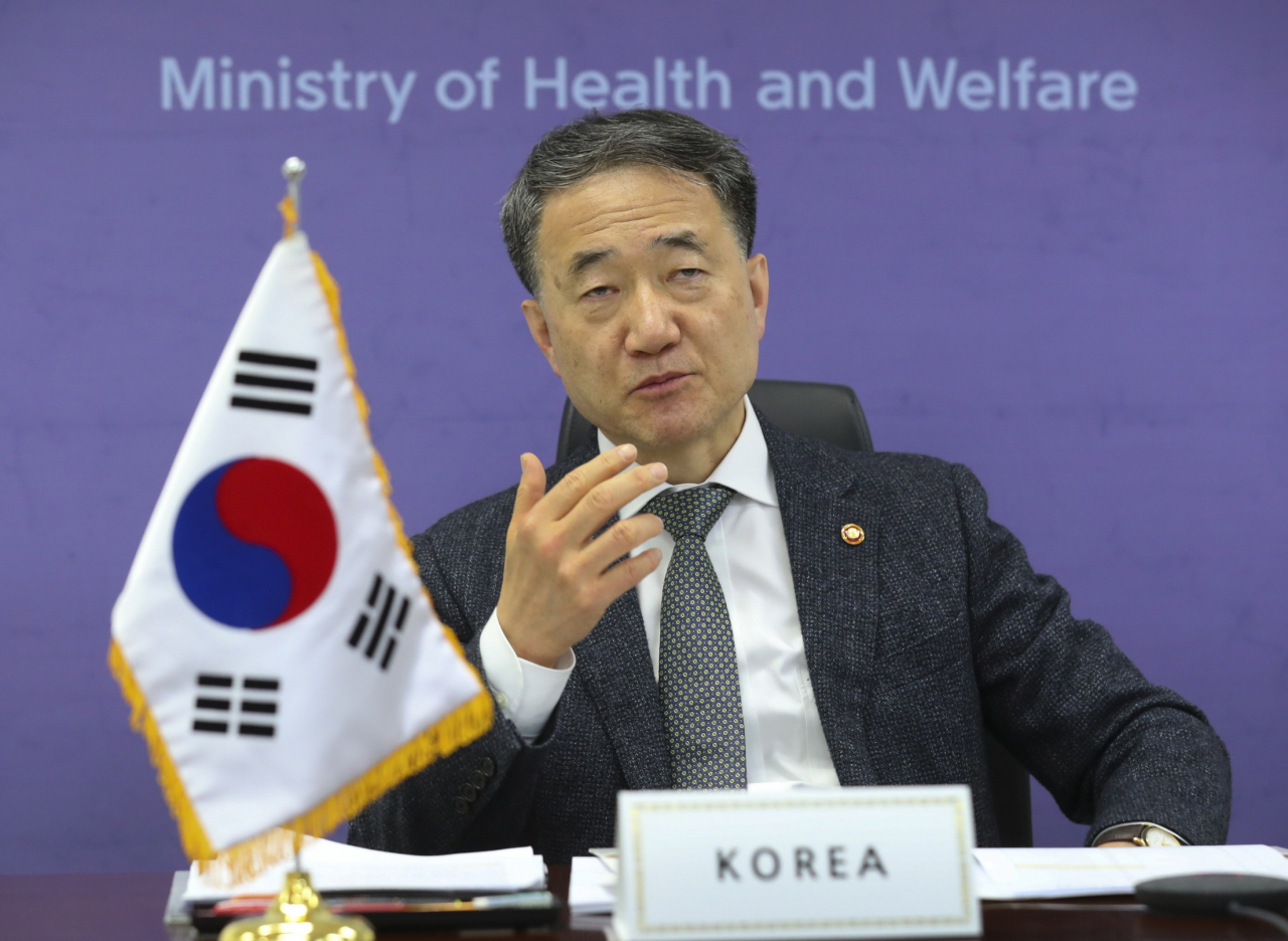박능후 중앙재난안전대책본부 1차장 겸 복지부 장관이 19일 화상으로 개최된 제4차 주요 20개국(G20) 보건장관회의에 참석했다고 20일 밝혔다. 그는 이 자리서 "치료제와 백신 개발을 위한 협력과 세계 경제의 어려움에도 불구하고 어려움을 겪는 국가들에 대한 인도적 지원이 지속돼야 한다"면서 한국 정부의 백신 개발, 진단 도구 수출 확대, 인도적 협력 방안 모색을 위한 다각적 노력을 언급하고 "G20과 방역 역량 강화, 전문가 양성과 기술 공유 등 추가 협력을 구체화하길 희망한다"고 밝혔다.[보건복지부 제공]