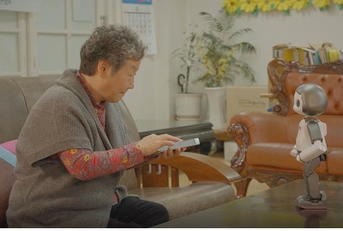 서울디지털재단이 디지털 기기 사용법을 알려주는 교육 로봇 200대를 노인복지시설에 보급한다고 지난달 7일 밝혔다. 재단은 로봇 보급과 함께 장·노년층 4000여 명을 대상으로 디지털 격차 해소 교육 과정을 운영할 계획이다. 교육 로봇 사용법을 익히고 있는 한 노인. [서울시 제공]