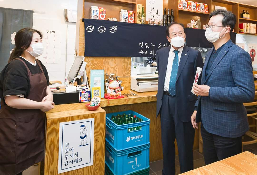 채현일(오른쪽) 영등포구청장이 믿음가게 판매자와 이야기를 나누고 있다. [영등포구 제공]