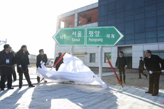 4·15 총선이 여당인 더불어민주당의 압승으로 막을 내린 가운데 정부는 오는 27일 강원도 고성 제진역에서 동해북부선 추진 기념식을 개최하기로 하는 등 한반도 신경제 구상의 속도를 올리는 모습이다. 지난 2018년 12월 북한 개성 판문역에서 동·서해선 남북 철도·도로 연결 및 현대화 착공식이 열린 모습. [연합]
