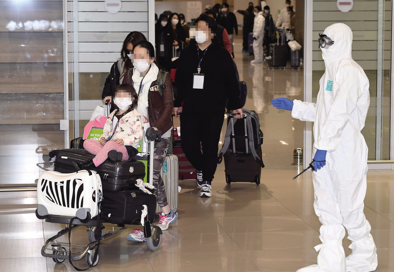 전세기편으로 한국 땅 밟는 이탈리아 교민들. [연합]