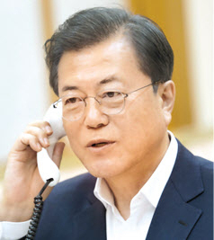 도널드 트럼프 미국 대통령에게 총선 승리 축하전화를 받고 있는 문재인 대통령. [연합]