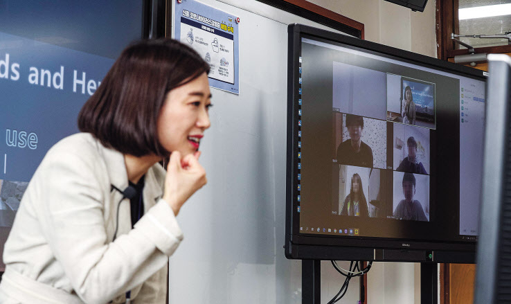 초등학교 1~3학년 개학으로 3차에 걸친 온라인 개학이 마무리된 20일 오전 서울 종로구 서울농학교에서 학생들이 온라인으로 영어 수업을 받고 있다. [연합]