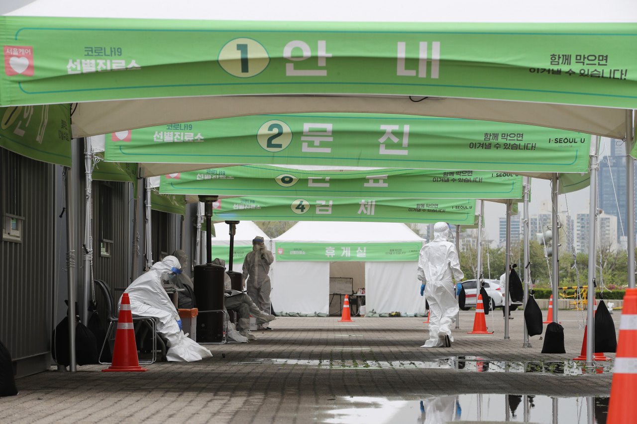 신종 코로나바이러스 감염증(코로나19) 확진자가 감소세를 보이는 가운데 20일 오전 서울 송파구 잠실종합운동장 주 경기장에 마련된 드라이브 스루 선별진료소가 한산하다. 서울시는 이날 오전 10시까지 집계된 서울 발생 확진자 누계가 624명으로, 전날 0시 이후 발생한 환자가 0명이었다고 밝혔다. 서울에서 발생한 코로나19 확진자가 발생한 지 47일 만이다. [연합]