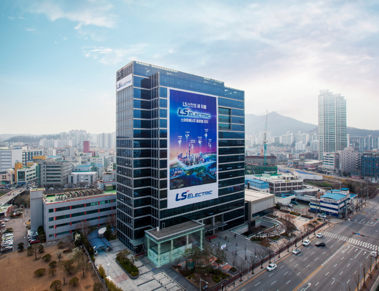 LS ELECTRIC(일렉트릭) 임직원들이 코로나19로 인한 온라인 개학으로 어려움을 겪고 있는 저소득층 학생에게 IT기기 지원을 위한 성금 4200만원을 기부했다. 사진은 LS ELECTRIC 본사 전경. [LS ELECTRIC 제공]