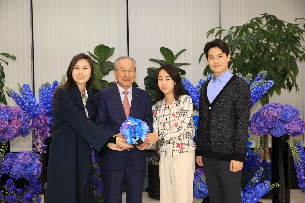 한준호 삼천리 회장(왼쪽 두 번째)이 코로나19로 어려움을 겪는 화훼농가를 돕기 위한 플라워 버킷 챌린지 캠페인에 참여했다. [삼천리 제공]