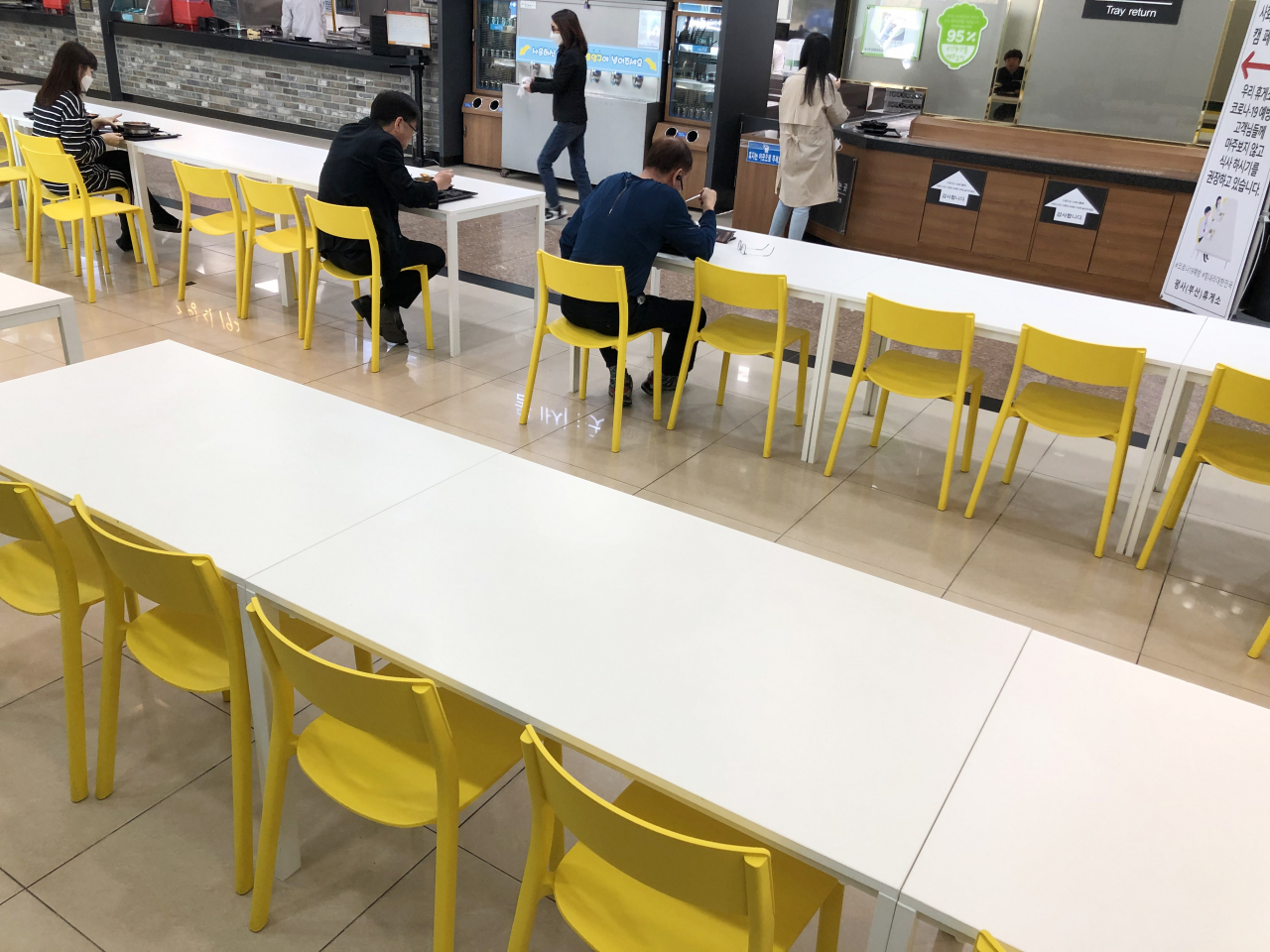최근 경부고속도로 부산 방향 평사휴게소의 식당 테이블이 신종 코로나바이러스 감염증(코로나19) 확산방지를 위해 한쪽 의자를 치운 비대면 방식으로 배치돼있다. [연합]