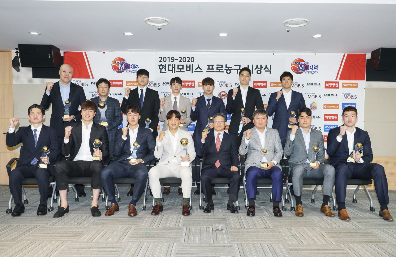 KBL 수상자들이 기념촬영을 한 모습.