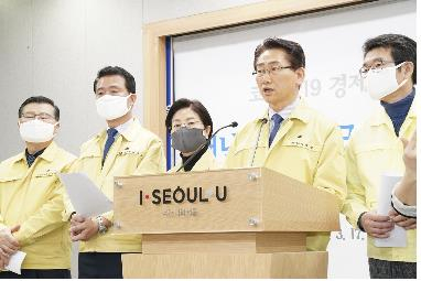 '코로나19 재난극복을 위한 긴급재정지원 실시 촉구문'을 발표하고 있는 김영종 종로구청장. 연합뉴스