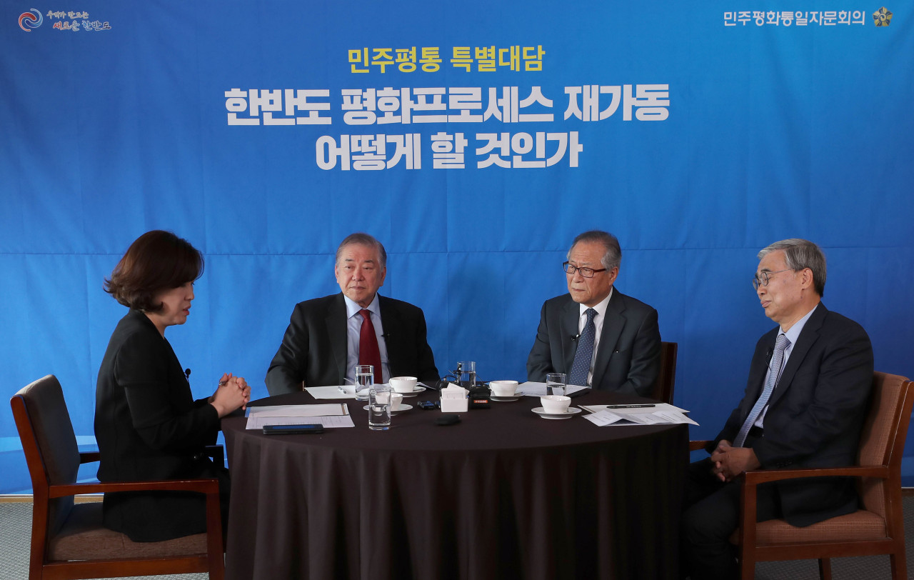 Moon Chung-in (second from left), the president‘s special adviser on foreign policy, Jeong Se-hyun (third from left), executive vice-chairperson of the National Unification Advisory Council, and Lee Jong-seok (right), a former unification minister, attend a roundtable on ways to restart the peace process for the Korean Peninsula at the Korea Press Center in Seoul on Monday. Yonhap
