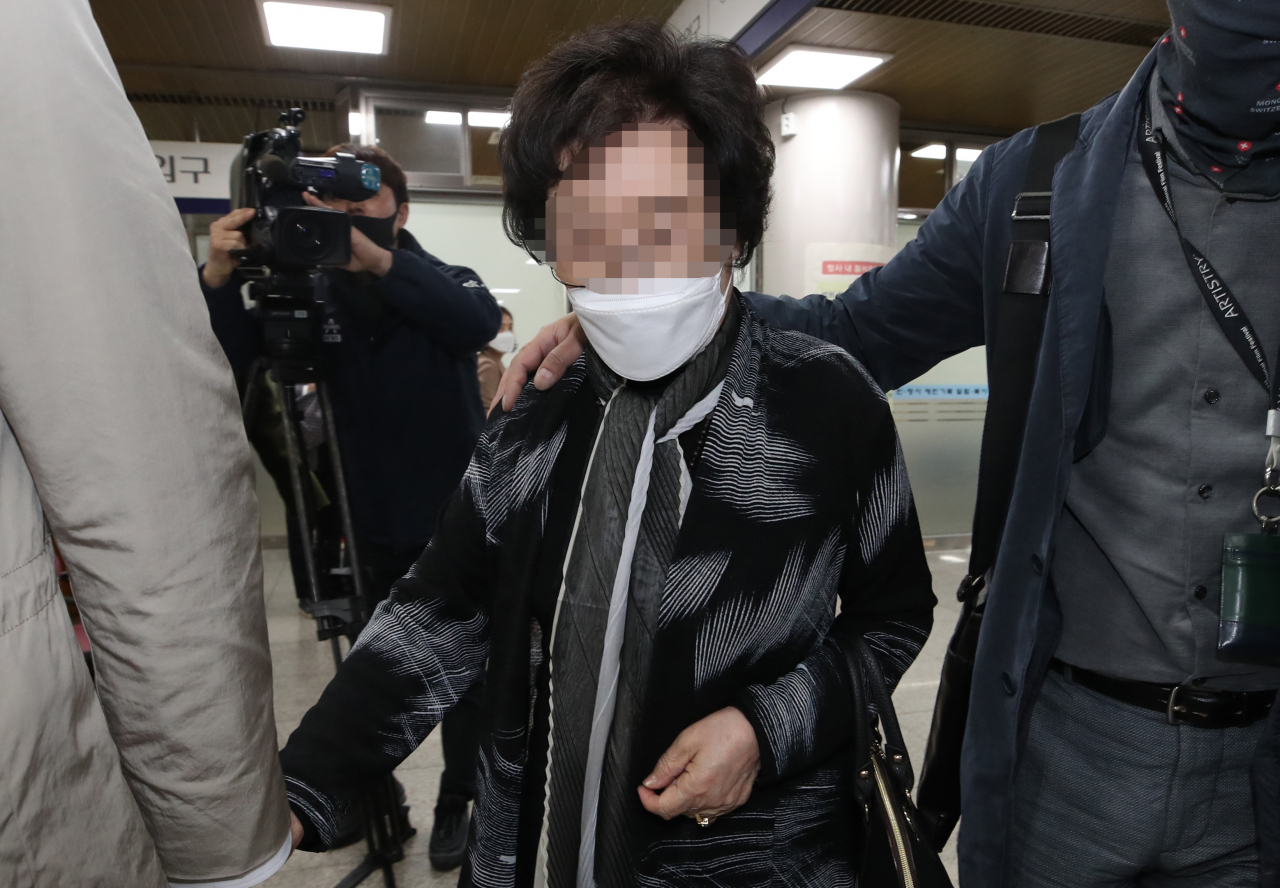 조국 전 법무부 장관의 어머니인 박정숙 웅동학원 이사장이 20일 서울 서초구 서울중앙지법에서 열린 조 전 장관 동생 조권 씨의 '웅동학원 채용비리' 관련 속행 공판에 증인으로 출석한 뒤 법정을 나서고 있다. [연합]