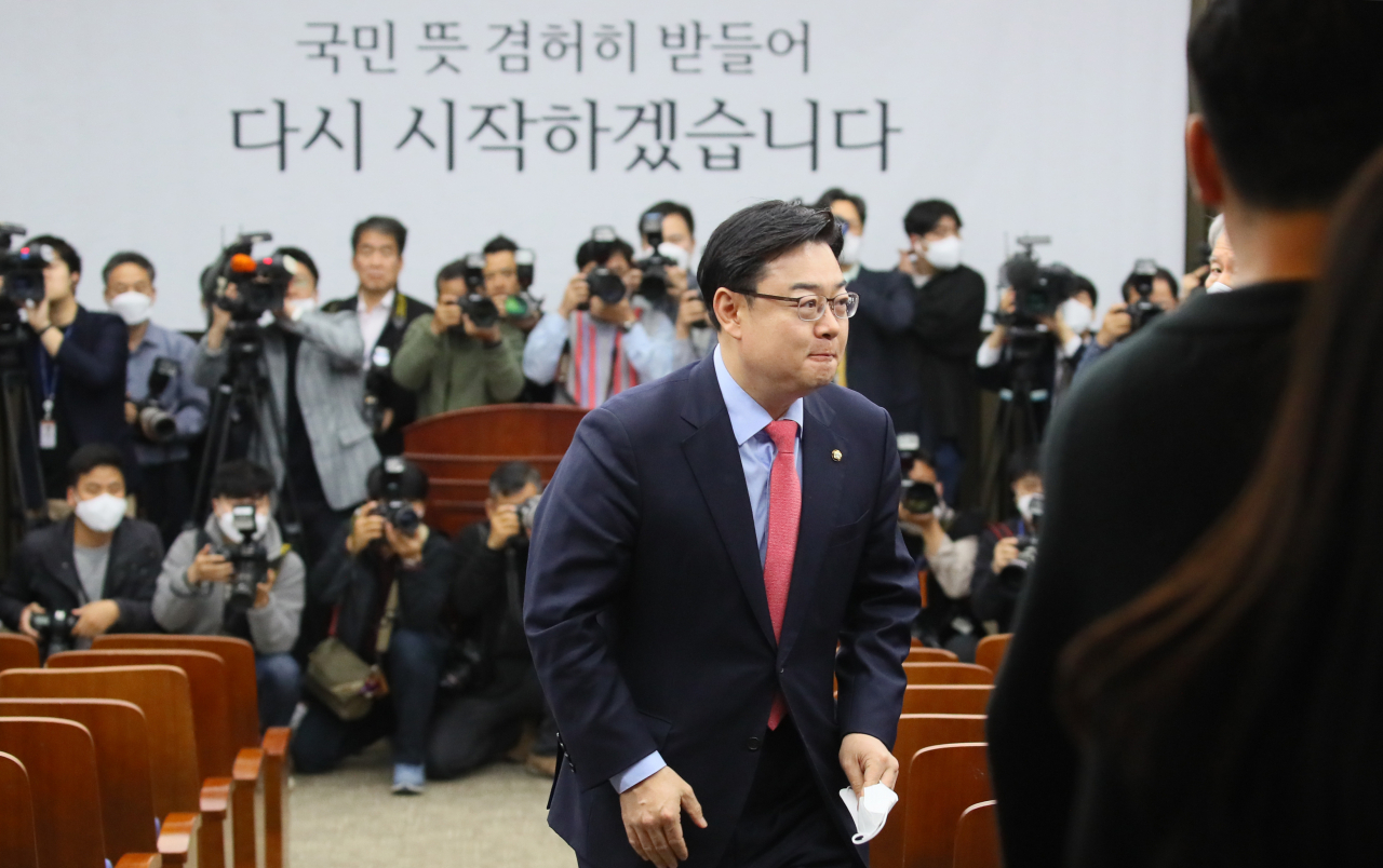 20일 국회에서 열린 미래통합당 비공개 의원총회에서 당선자인 김성원 대변인이 동료 의원들과 인사하고 있다. [연합]