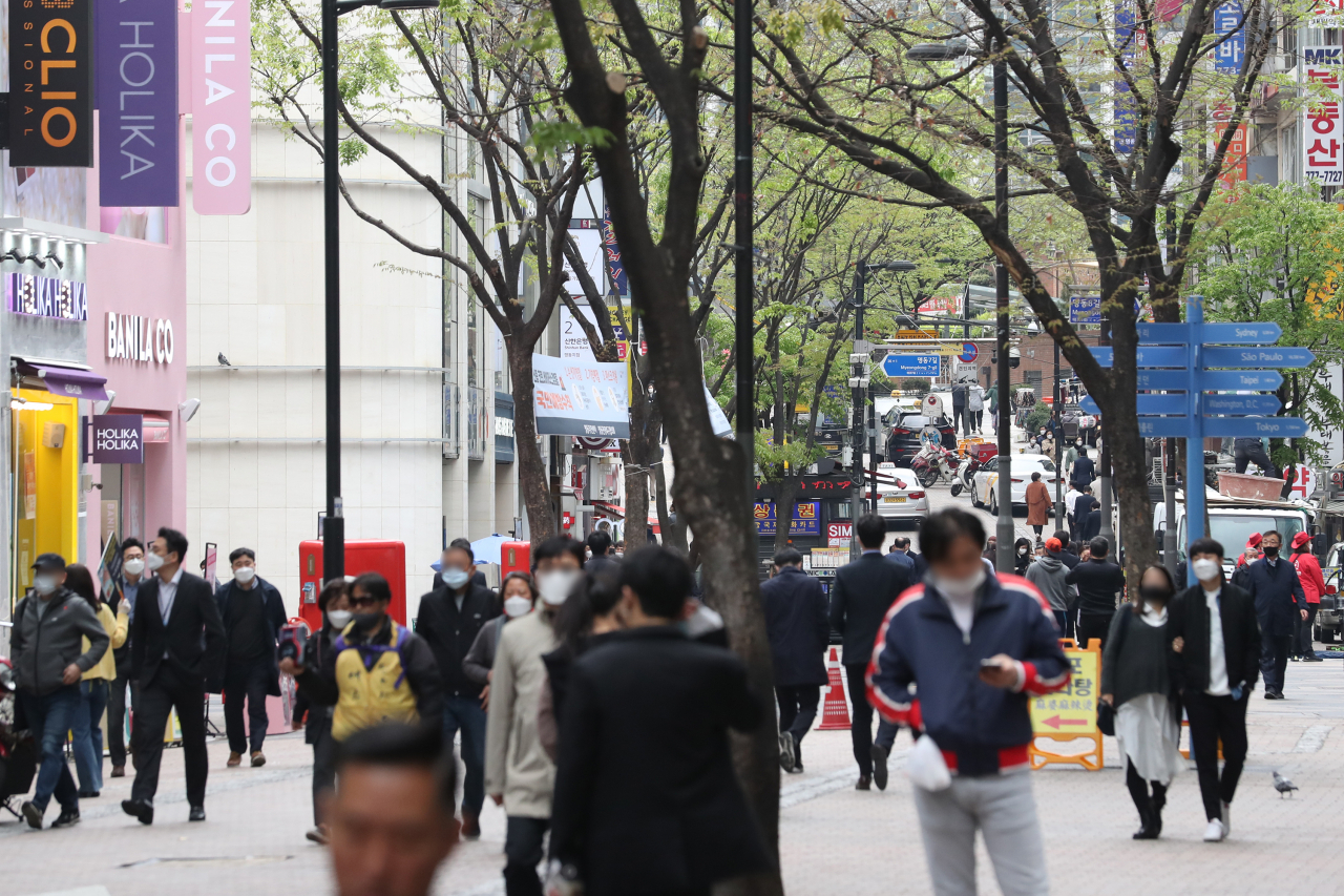 정부가 종전보다 완화한 형태의 '사회적 거리두기'를 시행하기로한 20일 점심시간 서울 명동거리를 시민 등이 걷고 있다. [연합]