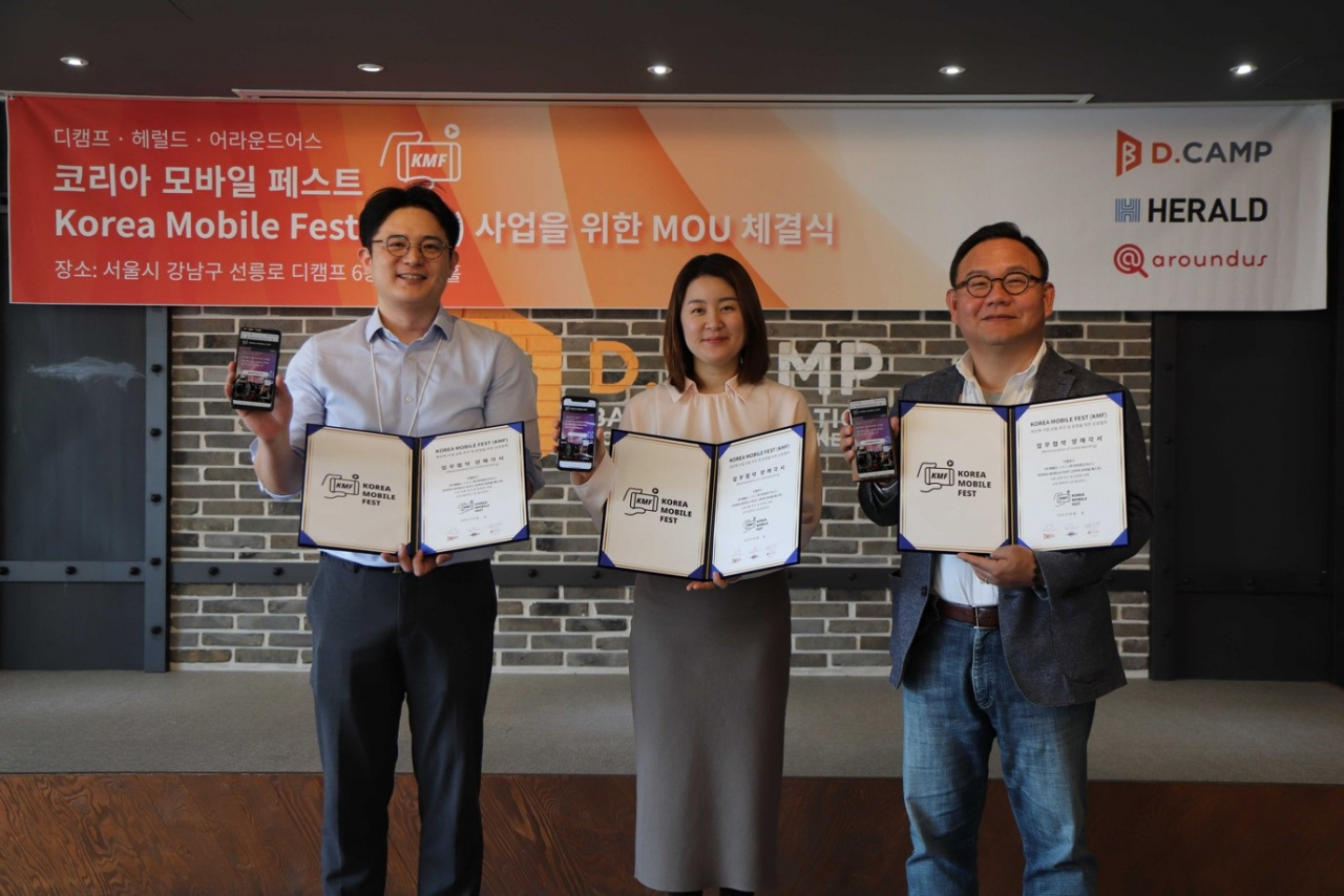 디캠프(D.Camp)와 헤럴드, 어라운드어스 3개사는 지난 14일 강남구 디캠프 선릉에서 ‘코리아 모바일 페스트 (Korea Mobile Fest: KMF)’ 공동사업 업무체결식을 맺고 금일 첫 KMF 영상 공모전 개시와 함께 KMF를 공식 출범한다고 밝혔다. 왼쪽부터 어라운드어스 대표 김성진, 헤럴드 김지현 신사업국장 그리고 디캠프 김홍일 센터장이 업무체결식 후 기념사진을 촬영하고 있다.