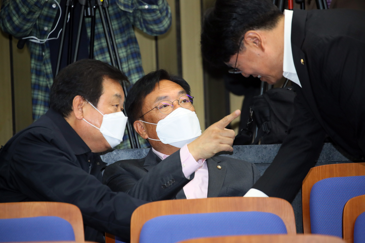 미래통합당 김무성(왼쪽부터), 정진석, 장제원 의원이 20일 국회에서 열린 비공개 의원총회에서 인사를 나누고 있다. [연합]