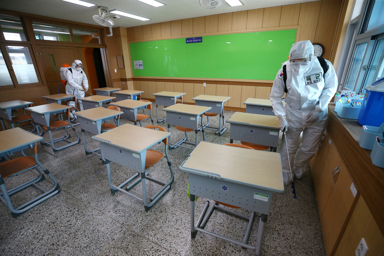 20일 대구시 중구 성명여자중학교에서 육군 50사단 소속 장병들이 신종 코로나바이러스 감염증(코로나19) 확산방지를 위한 방역을 하고 있다. 연합뉴스