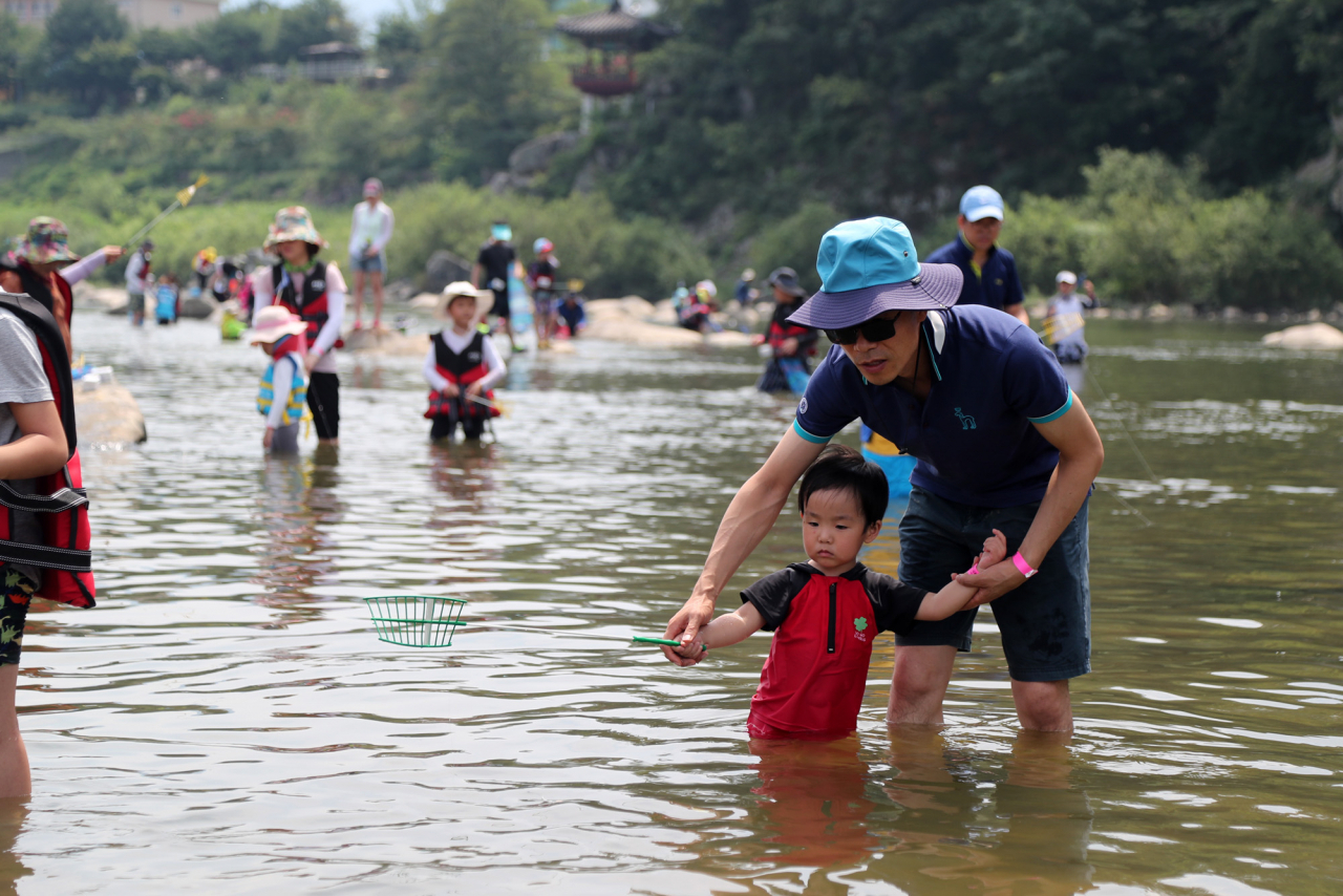 아빠와 함께면 무섭지 않아요 [산청군청 제공]