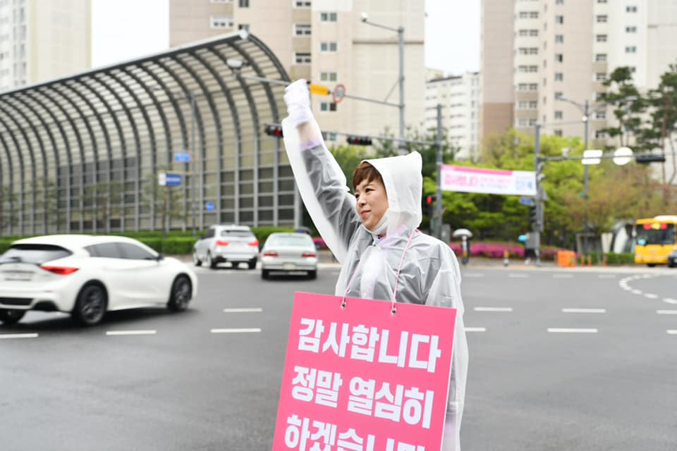 김은혜 경기 성남분당갑 미래통합당 당선인이 지난 17일 오전 출근길 당선인사를 진행 중이다. [김은혜 페이스북]