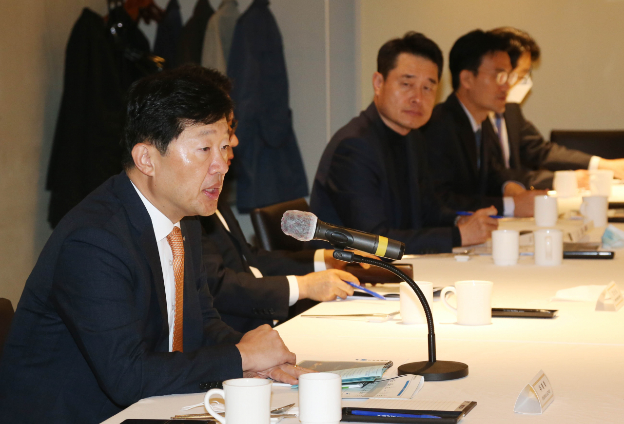 우태희(왼쪽) 대한상공회의소 상근부회장이 21일 열린 코로나19 업종별 대책회의(IT산업)에서 인사말을 하고 있다. [대한상의 제공]