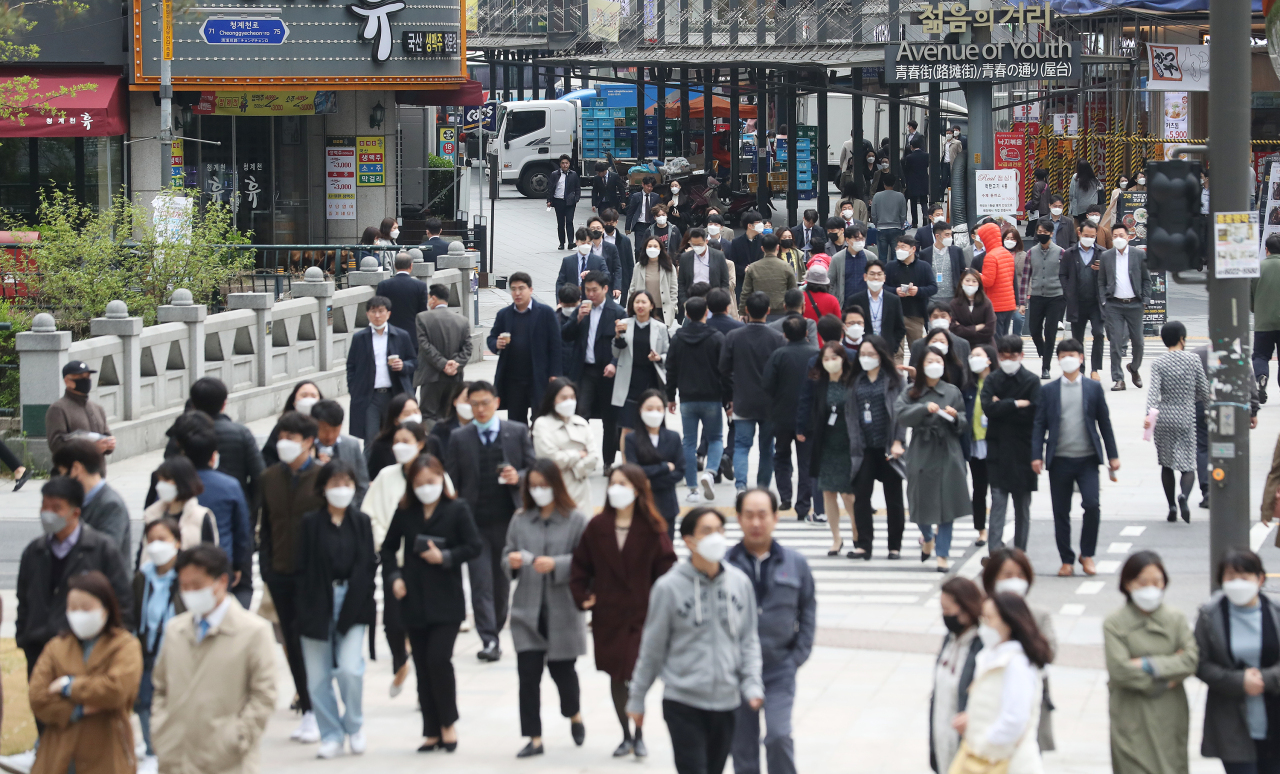 A crowded street in Jongno, central Seoul, on Monday (Yonhap)