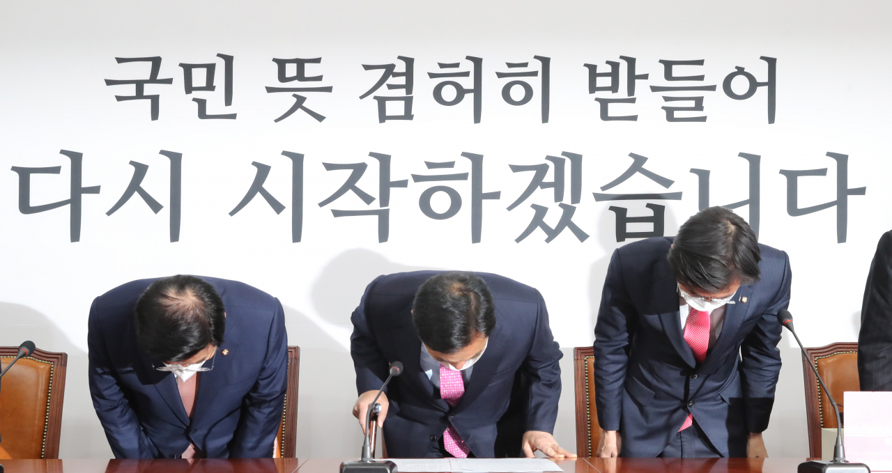 북한은 연일 남측의 4·15총선에서 패배한 미래통합당을 겨냥해 조롱 섞인 비난을 쏟아내고 있다. 심재철 통합당 대표권한대행 등이 17일 중앙선거대책위원회 해단식에서 인사하는 모습. [연합]