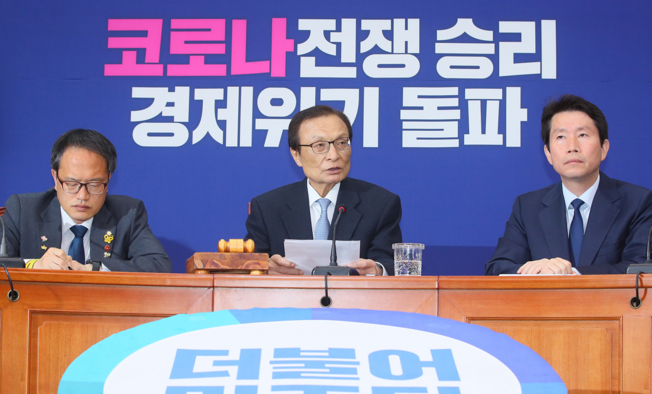 이해찬 더불어민주당 대표가 20일 국회에서 열린 최고위원회의에서 발언하고 있다. 오른쪽 부터 이인영 원내대표, 이해찬, 박주민 최고위원. [연합]
