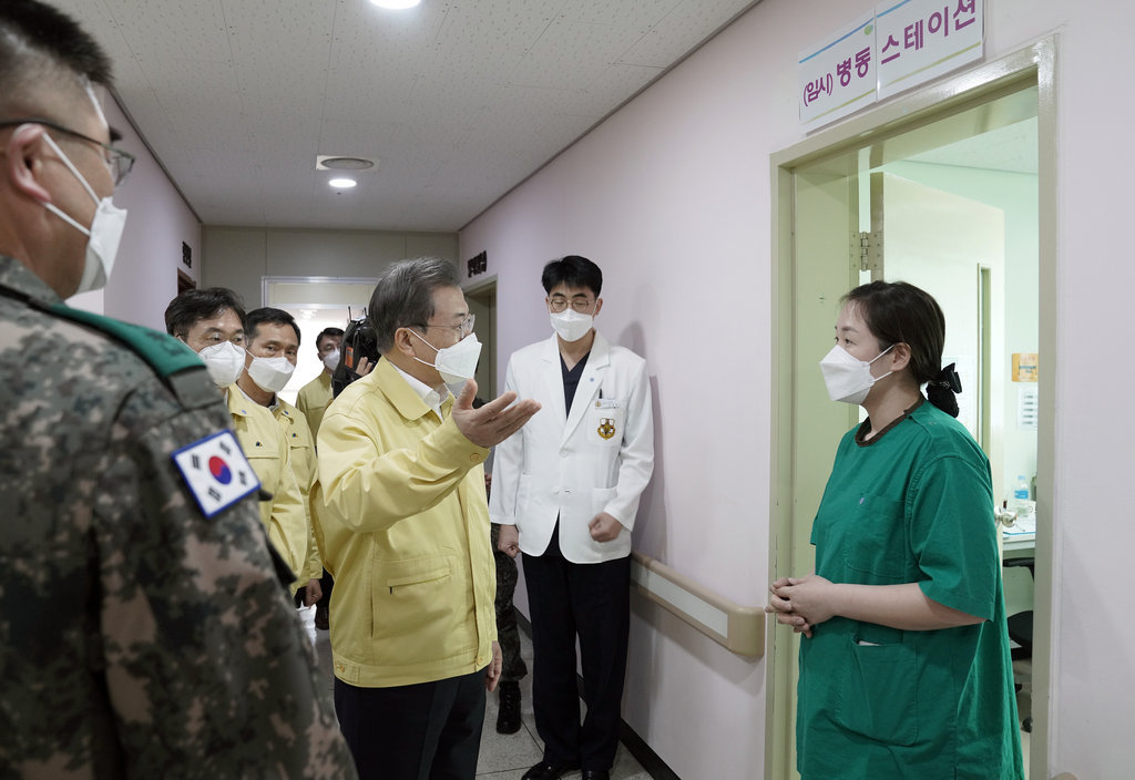 President Moon Jae-in in March visited Daejeon Army Hospital. (Yonhap)