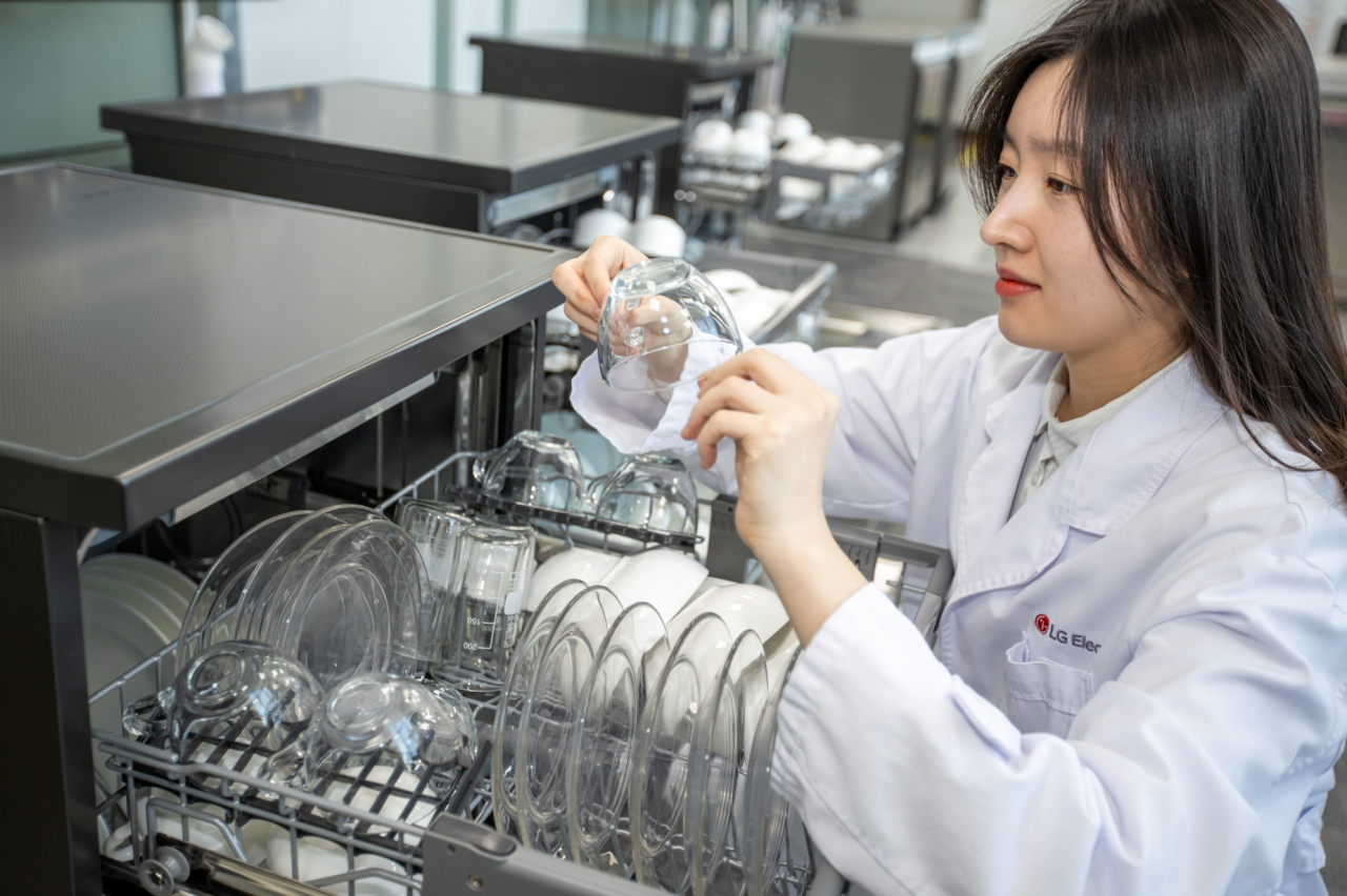 LG전자는 최근 독일 시험기관 TUV라인란드(TUV Rheinland)의 참관 하에 실시한 ‘식기세척기 연수장치 유무에 따른 물얼룩 개수’ 시험을 통해 연수장치가 있는 디오스 식기세척기가 세척 후 그릇에 남을 수 있는 물얼룩을 감소시킨다는 것을 입증했다. LG전자 연구원이 세척을 마친 깨끗한 그릇을 살펴보고 있다. [LG전자 제공]