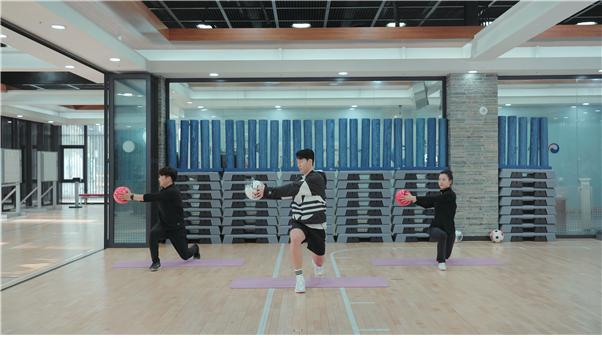 축구공을 손에 쥐고 스트레칭 동작을 선보이는 손흥민 [문체부 제공]